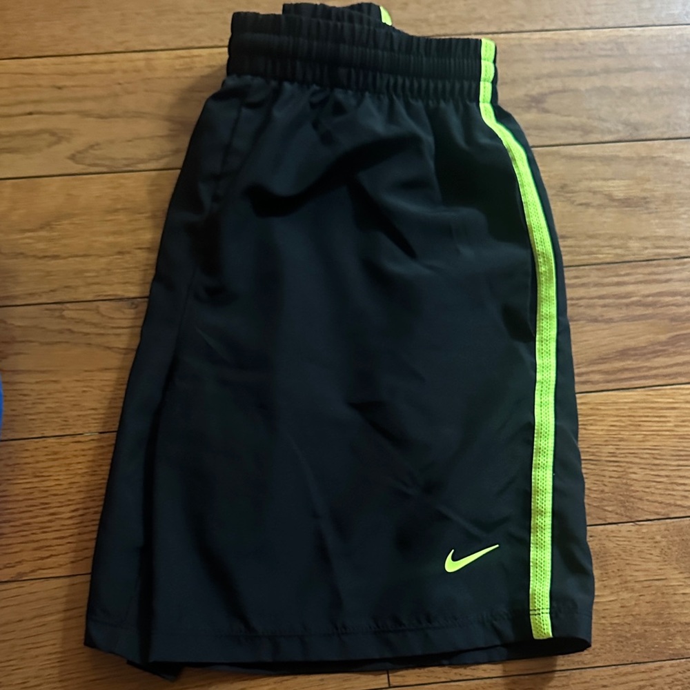 Nike Black and Green Athletic Shorts Lightweight Elastic Waist EUC